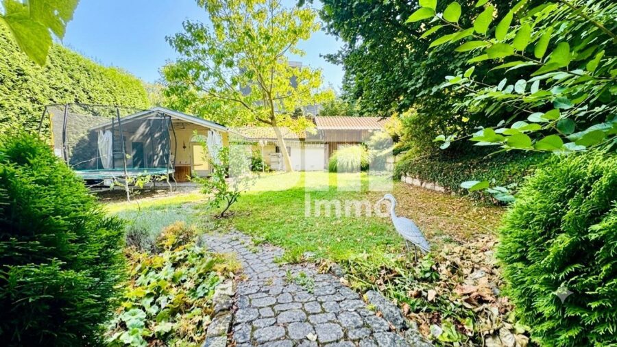 Sanierter Wohntraum mit Garten / Terrasse und 2 Garagen + vielen Extras - Gartenbereich / Freisitz überdacht / Feuerstelle